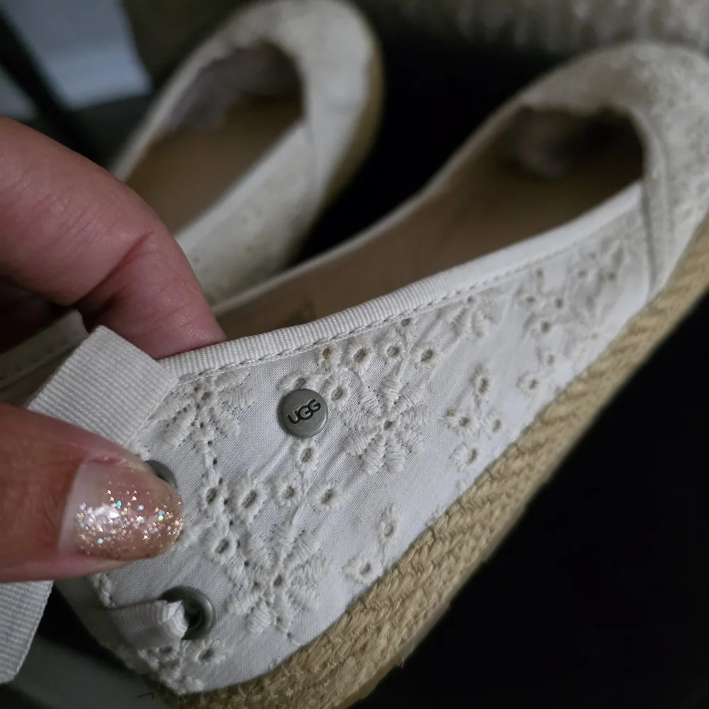 UGG Girl Size 1, Cream Lace Espadrille Flats Used Lake New.